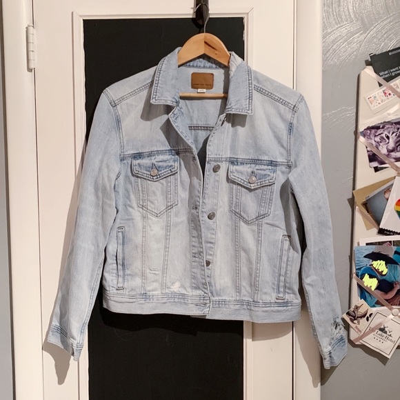 AE Distressed Light Denim Jacket - Picture 4 of 9